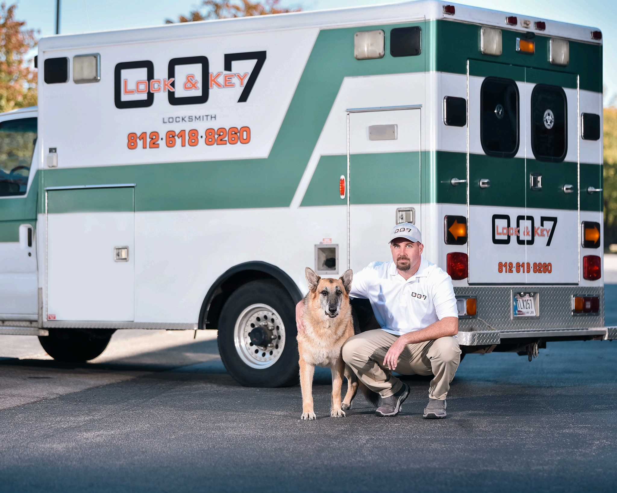 007 Lock and Key - Professional locksmith with service van